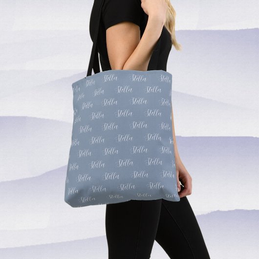 Herhalende Naam in Wit All-Over Stoffig Blauw Tote Bag