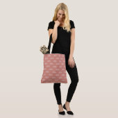 Herhalende naam in wit op roze-rood tote bag (Op model)