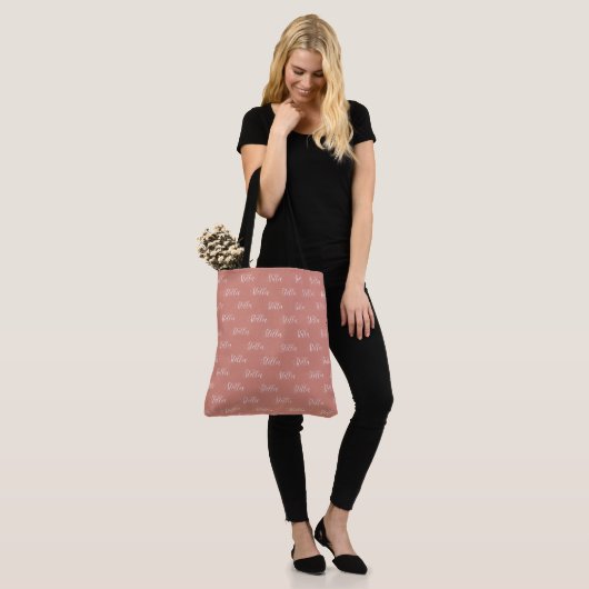 Herhalende naam in wit op roze-rood tote bag (Op model)