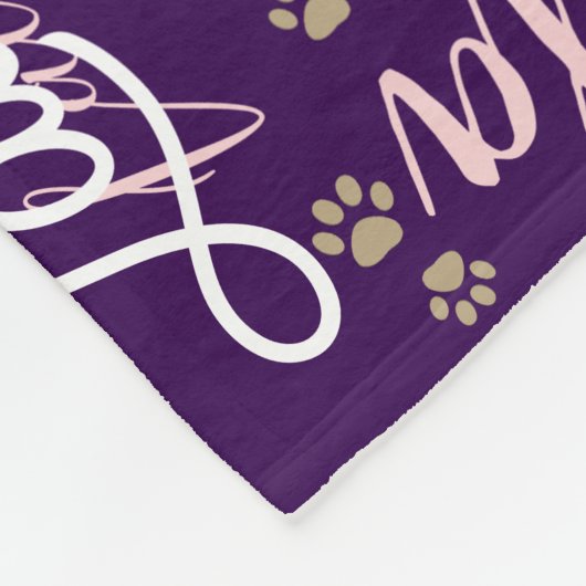 Herhalende naam van de hond op paarse fleece deken (Hoek)