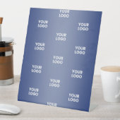 Herhalende zakelijke Logo | Navy Blue Gradient Reclamebord Met Voetstuk (Insitu)