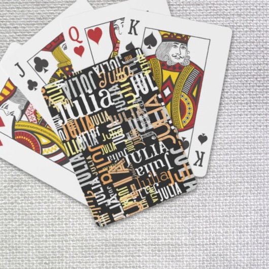 Herhaling van haar naam in kleuren over zwart pokerkaarten