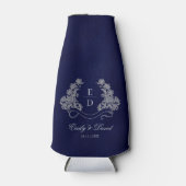 Heritage Floral Crest Navy Monogram Wedding Flesjeskoeler (Voorkant)