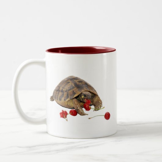 Hermann Tortoise en aardbeien Tweekleurige Koffiemok (Links)