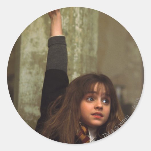 Hermione heft haar hand op ronde sticker (Voorkant)