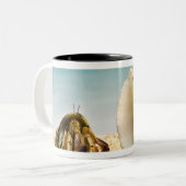Hermit crab kijkt naar grotere schelp tweekleurige koffiemok (Voorkant links)