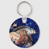 Hermit crab met blauw kerstcadeautje sleutelhanger (Voorkant)