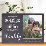 Hero Dad Army Militaire soldaat Soldier Fathers Da Fotoplaat<br><div class="desc">"Sommige mensen noemen je een soldaat, anderen noemen je een Hero, maar ik noem je papa." Verrassend voor je favoriete soldaat en vader met deze superlieflijke gepersonaliseerde legervader fotoplaque deze dag. Pas uw favoriete foto, bericht en naam aan. Dit cadeau van militaire vaders zal een favoriet zijn van alle militaire...</div>