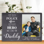 Hero Dad Fathers Day Foto politieman Fotoplaat<br><div class="desc">"Sommige mensen noemen je een politieagent, anderen noemen je een Hero, maar ik noem je papa." Verrassend voor je favoriete politieagent en vader met deze superlieflijke gepersonaliseerde politie pa vaders dag cadeau foto plaque deze vaders dag. Pas uw favoriete foto, bericht en naam aan. Deze politiemacht zal de dag van...</div>