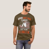 Heroes Draag kapsels die hondenzakken draag T-shirt (Voorkant volledig)