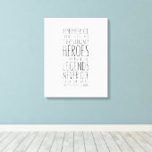 Heroes wordt herdacht maar leeuwen sterven nooit canvas afdruk (Insitu (Houten vloer))