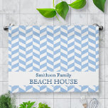 Herringbone Blue White Beach House Custom Theedoek<br><div class="desc">Dit , gepersonaliseerde ontwerp van het strandhuis heeft een licht gestructureerd blauw-wit visgraatpatroon. Voeg eenvoudig uw persoonlijke gegevens toe aan de sjablonen en ze zullen aan beide uiteinden van de handdoek verschijnen. Je kunt zelfs "beach house" veranderen in "summer home", "lake house" of elke andere bewoording die je wilt. Dit...</div>