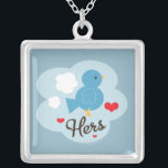 Hers Love Bird Ketting<br><div class="desc">Deze gelijkenissen Zijn en Hers houden van vogelsieraden,  kettingen,  t-shirts,  t - shirts,  kantoorbenodigdheden,  mokken en nog meer keepsakes maken de perfecte Valentijnsdag,  verjaardag of trouwcadeau voor het leuke stel in liefde. Een blauwe vogel omringd door harten en wolken op kleding en cadeaus voor hem en haar.</div>