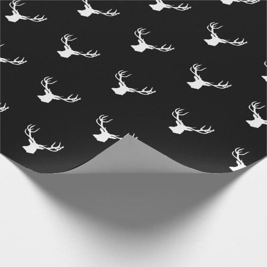 hert / buck jaagt op zwarte kerst cadeaupapier (Hoek)