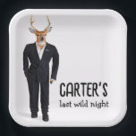 Hert in smoking voor vrijgezellenfeest papieren bordje<br><div class="desc">Hert in een zwarte smoking voor een vrijgezellenfeest.</div>