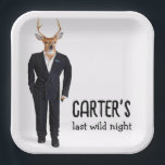 Hert in smoking voor vrijgezellenfeest papieren bordje<br><div class="desc">Hertengewei in een zwarte smoking voor een vrijgezellenfeest.</div>