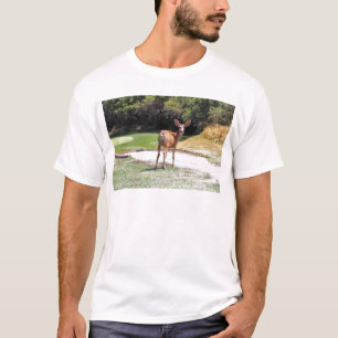 hert kijkt naar de camera natuur t-shirt