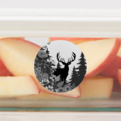 Hert met groot gewei uit het bos  labels (Aangebracht)