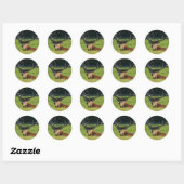 Hert rustend in het groene gras ronde sticker (Vel)