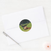 Hert rustend in het groene gras ronde sticker (Envelop)