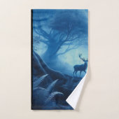Herten in donker bos van blauwe nevel bad handdoek (Handdoek)