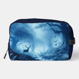 Herten in donker bos van blauwe nevel toilettasje