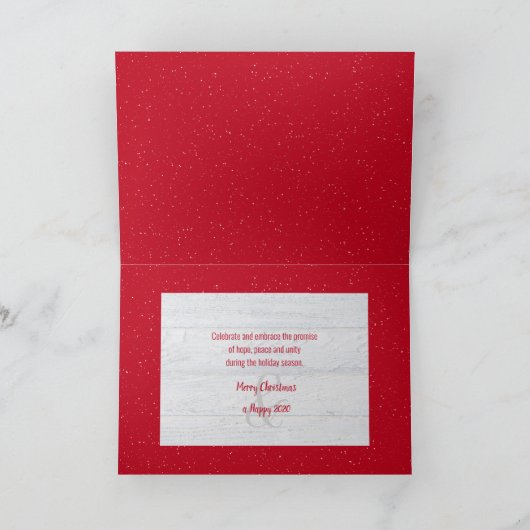 herten in sneeuw en rood vogelhuis in sneeuwvlokve kaart (Binnen)