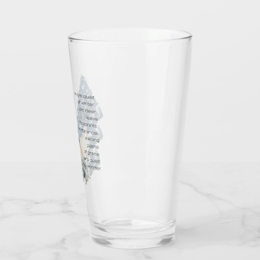 Herten laten voetafdrukken achter in de sneeuw glas (Links)