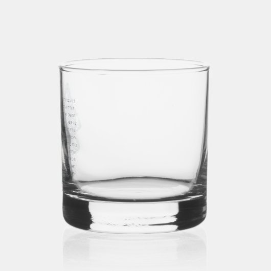 Herten laten voetafdrukken achter in de sneeuw whisky glas (Links)