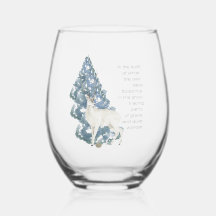 Herten laten voetafdrukken achter in de sneeuw