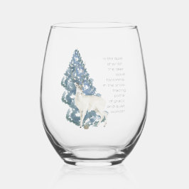 Herten laten voetafdrukken achter in de sneeuw wijnglas zonder voet