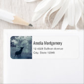 Herten met gewei in een schaduwrijk bos adres etiket (Insitu)