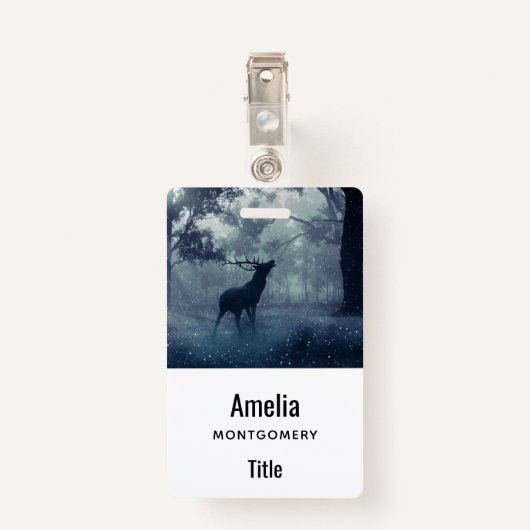 Herten met gewei in een schaduwrijk bos badge (Achterkant met clip)