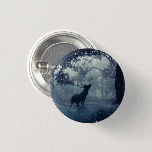 Herten met gewei in een schaduwrijk bos ronde button 3,2 cm (Voorkant /achterkant)