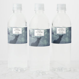Herten met gewei in een schaduwrijk bos verjaardag waterfles etiket