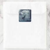 Herten met gewei in een schaduwrijk bos vierkante sticker (Tas)