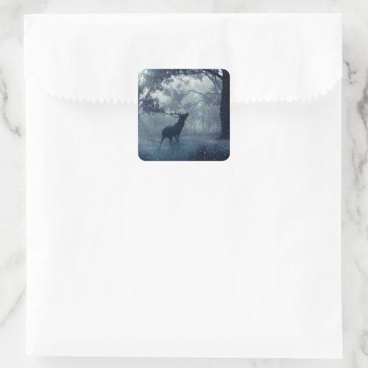 Herten met gewei in een schaduwrijk bos vierkante sticker (Tas)