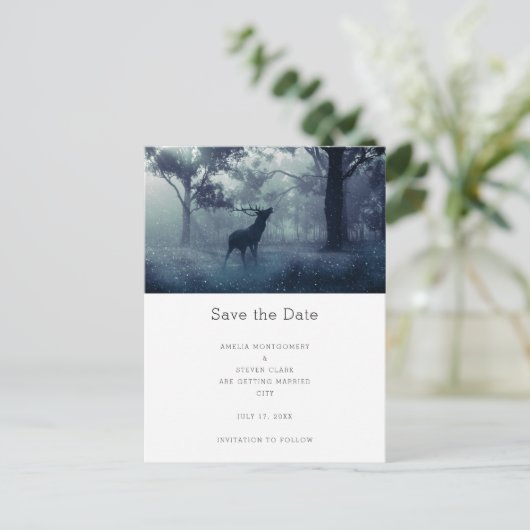 Herten met gewei in Shadowy Forest Wedding Aankondigingskaart (Staand voorkant)