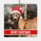 Herten met kerst Pet in de Sneeuw Whimsical Keramisch Ornament (Voorkant)