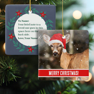 Herten met kerst Pet in de Sneeuw Whimsical Keramisch Ornament