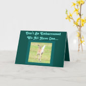 Herten, met verhoogde staart, op een grappige Kaar Kaart (Gele Bloem)