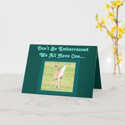 Herten, met verhoogde staart, op een grappige Kaar Kaart (Gele Bloem)