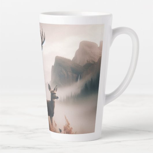 Herten staan majestueus in Misty Mountain Latte Mok (Rechts)