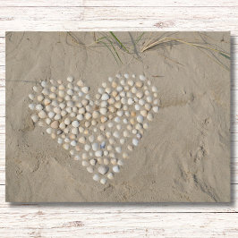 Herz aus Muscheln am Strand Briefkaart