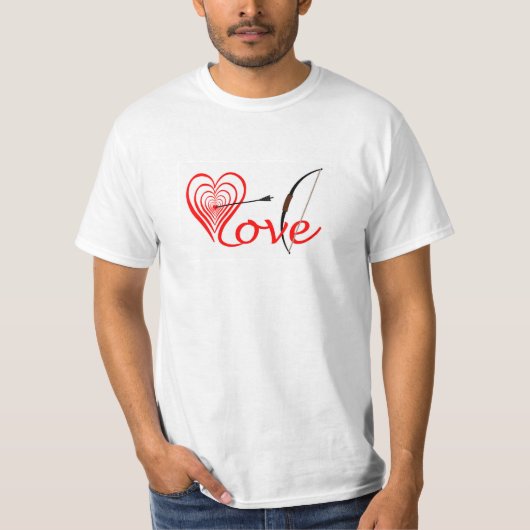 Herz Liebe Dartscheibe mit Pfeil und Bogen T-shirt (Voorkant)