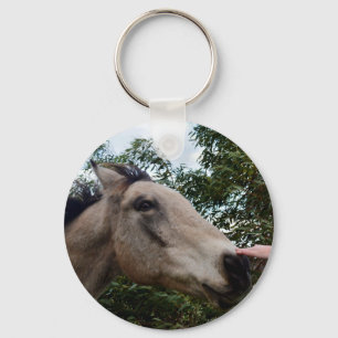 Het aaien van een grijsbruine paard, sleutelhanger