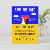Het aanpasbaar Nerdy 8-bits Bride & Groom sparen d Save The Date (Staand voorkant)