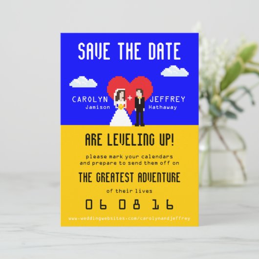 Het aanpasbaar Nerdy 8-bits Bride & Groom sparen d Save The Date (Staand voorkant)