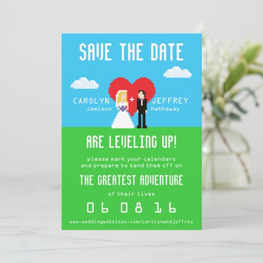 Het aanpasbaar Nerdy 8-bits Bride & Groom sparen d Save The Date (Staand voorkant)