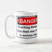 Het aanraken van Dingen op deze Desk kan tot Letse Koffiemok (Links)
